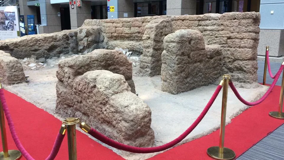 La Sala dell'Archivio di Ebla installata all'interno del Palazzo Justus Lipsius — sede del Consiglio dell'Unione Europea a Bruxelles — su pedana con cordone vellutato rosso.