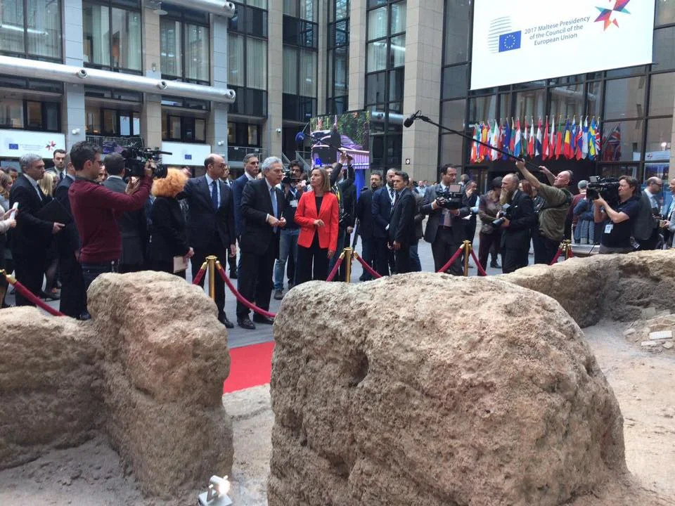 Federica Mogherini, Alto Rappresentante UE per gli Affari Esteri, intervistata davanti alla Sala dell'Archivio di Ebla installata all'ingresso del Consiglio Europeo durante la Brussels Conference on Supporting the Future of Syria.