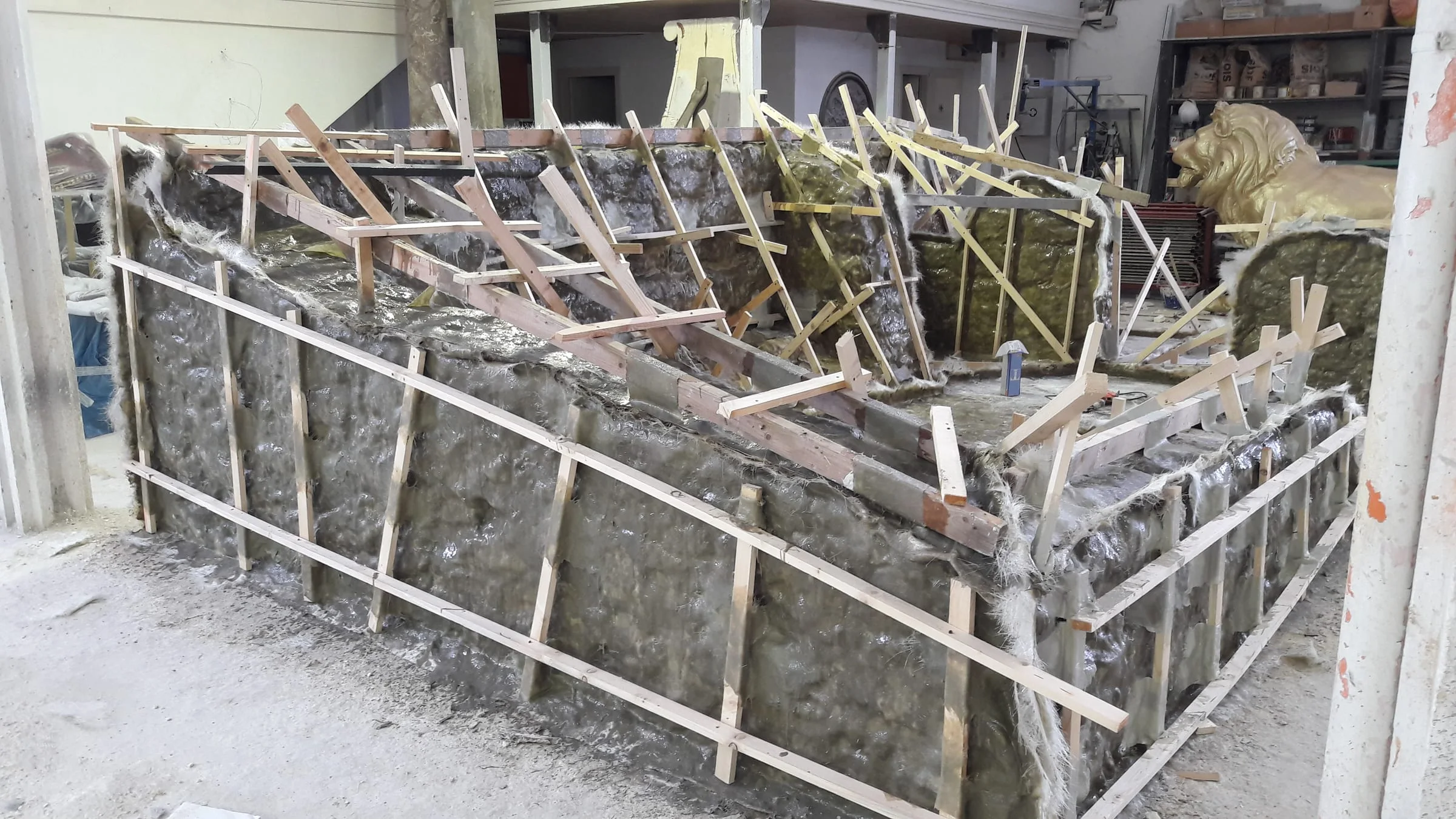 Le pareti della Sala in fase di formatura: gabbia di legno costruita all'interno della muratura in finta pietra, vetroresina ancora in posa