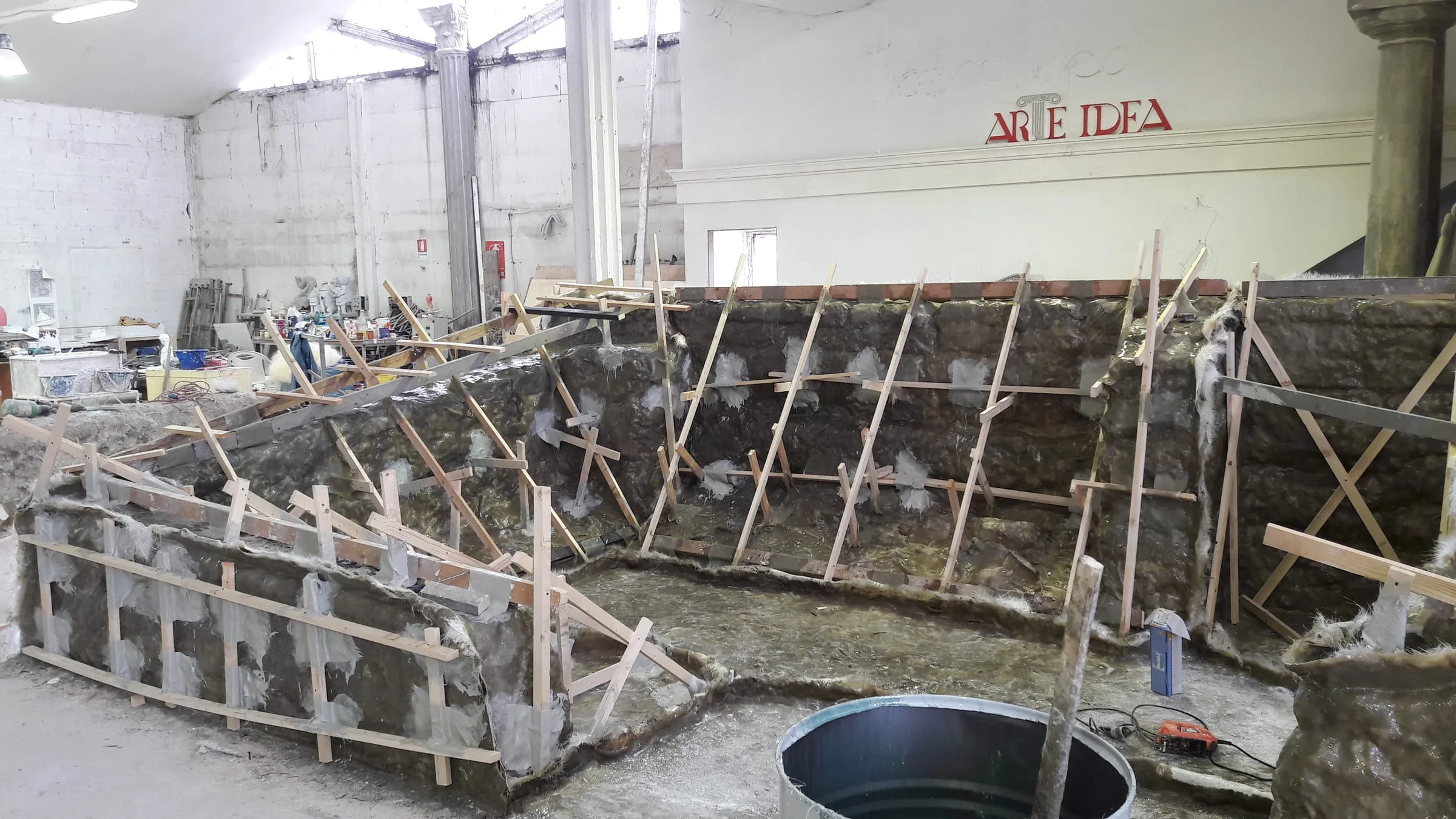 La Sala dell'Archivio in fase di lavorazione nei nostri laboratori: armatura in legno e struttura in vetroresina già rivestita di gesso e sabbia