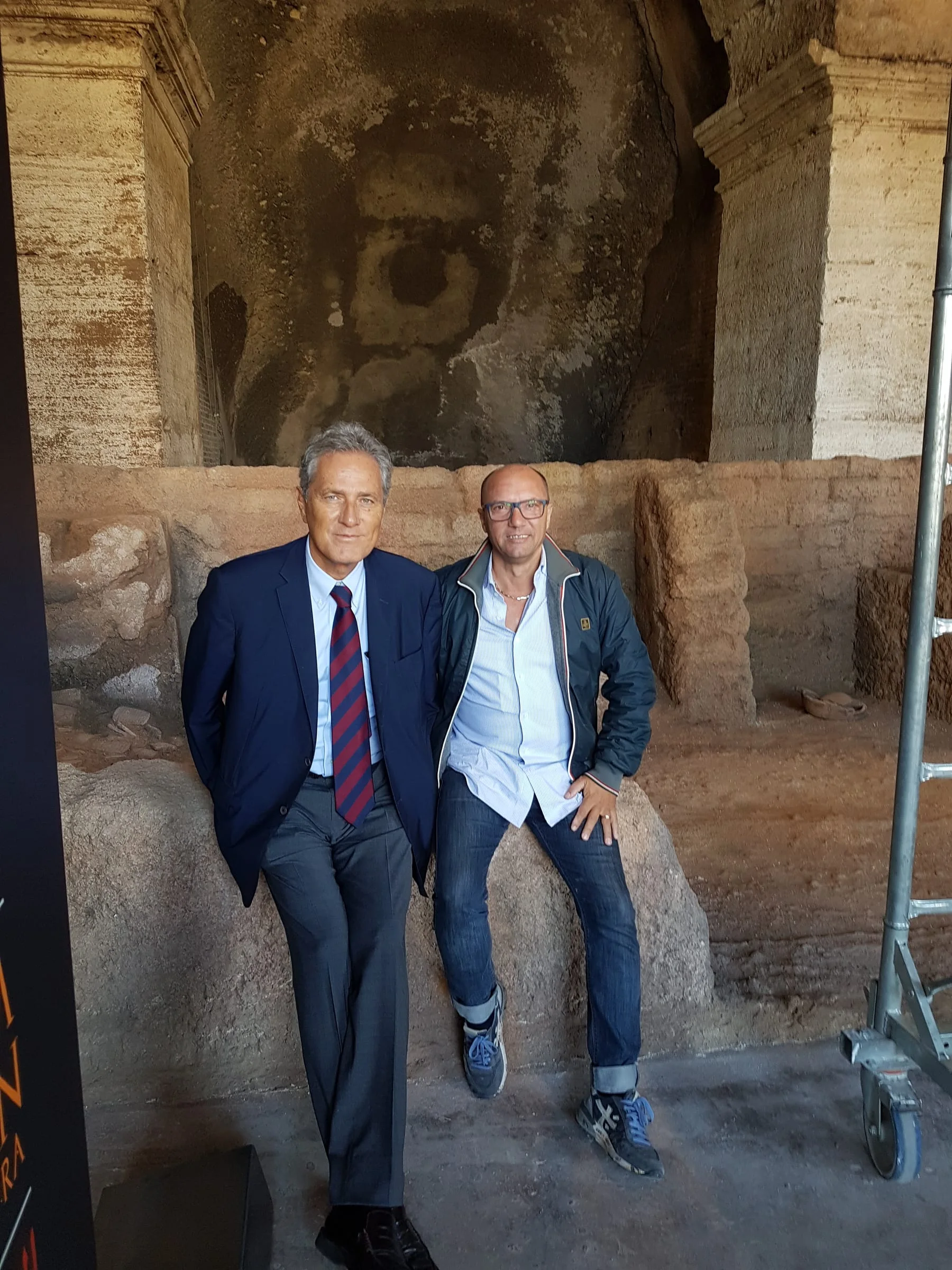 Due curatori — verosimilmente Paolo Matthiae e Francesco Rutelli — in piedi davanti alla Sala dell'Archivio installata, presentazione anteprima alla stampa