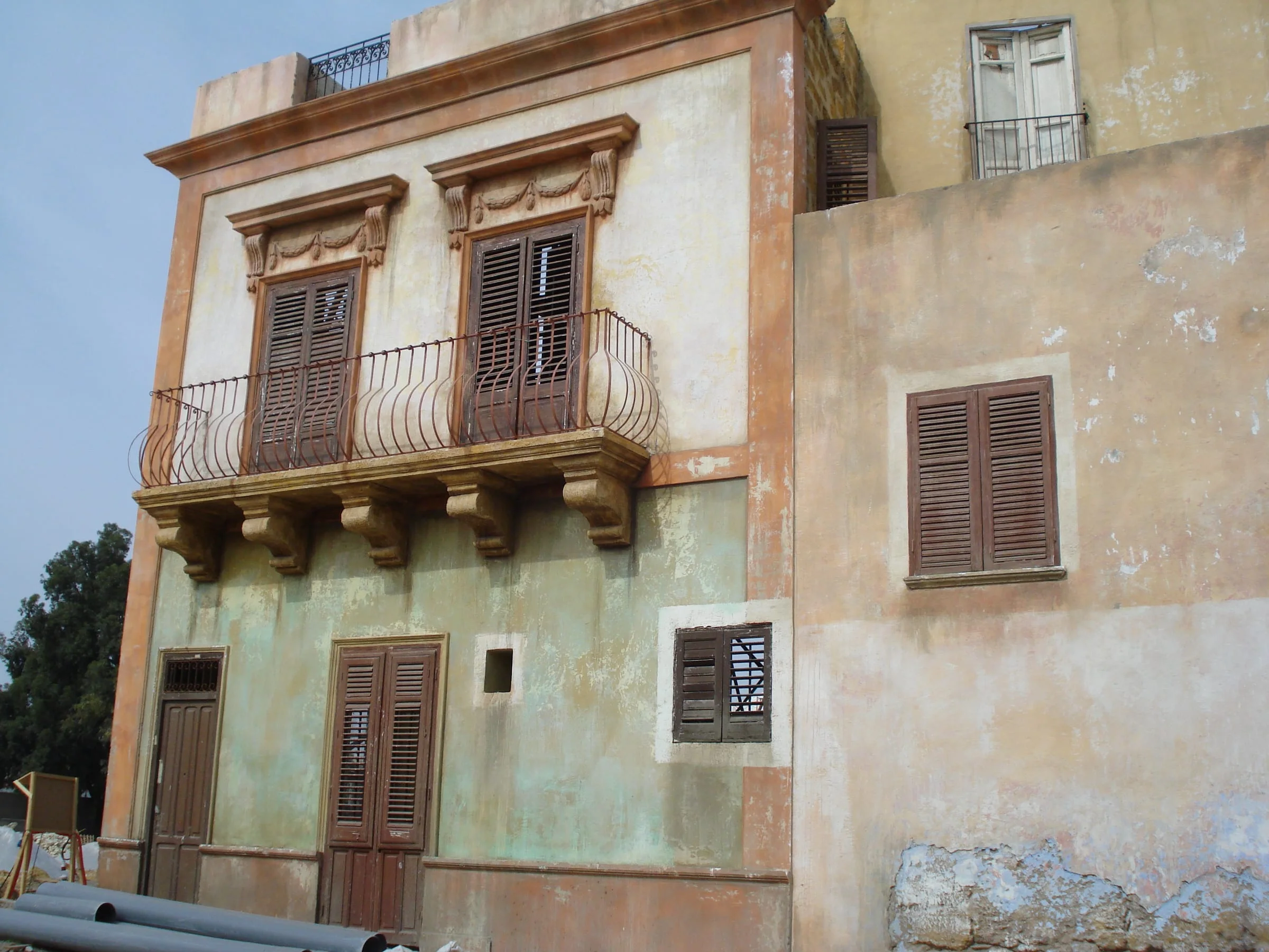 Sculptural detail of the facade: cornices, mouldings, yellow stuccos — typical of Palermitan Baroque