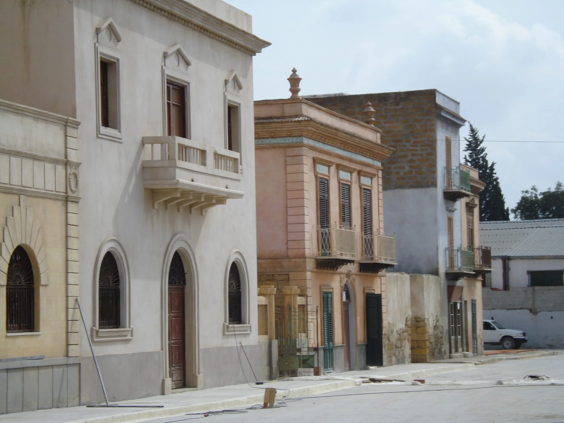 An alley on the set still empty, rendered facades