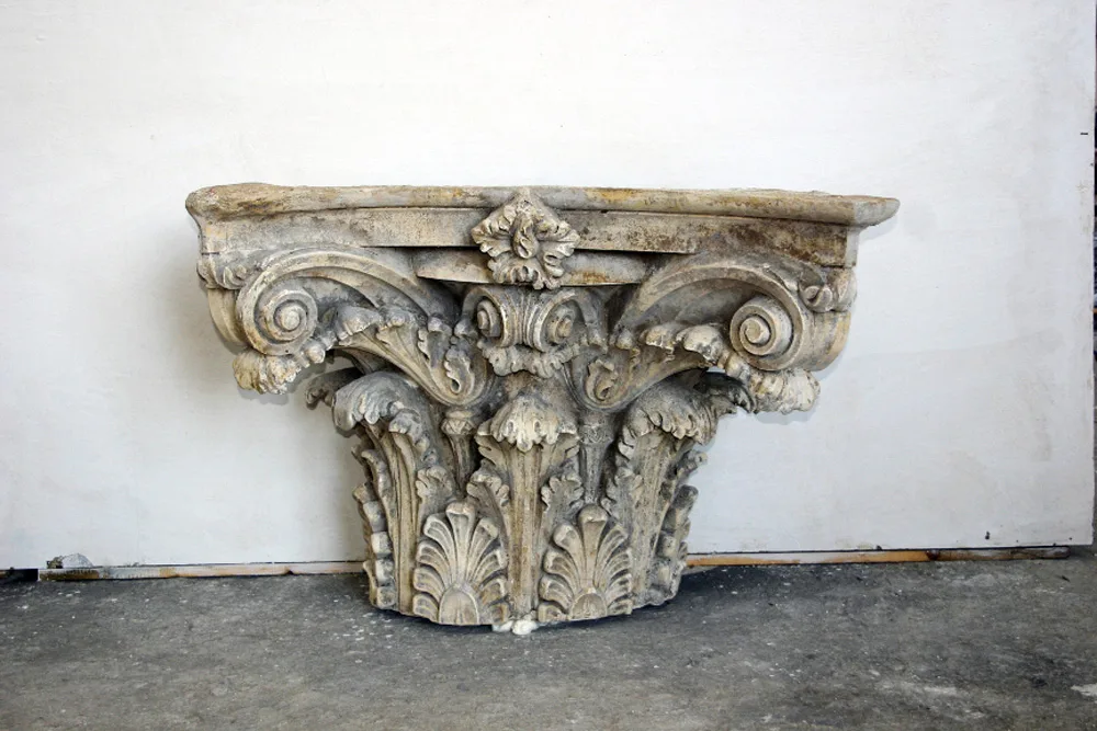 Capitello corinzio monumentale mensola
