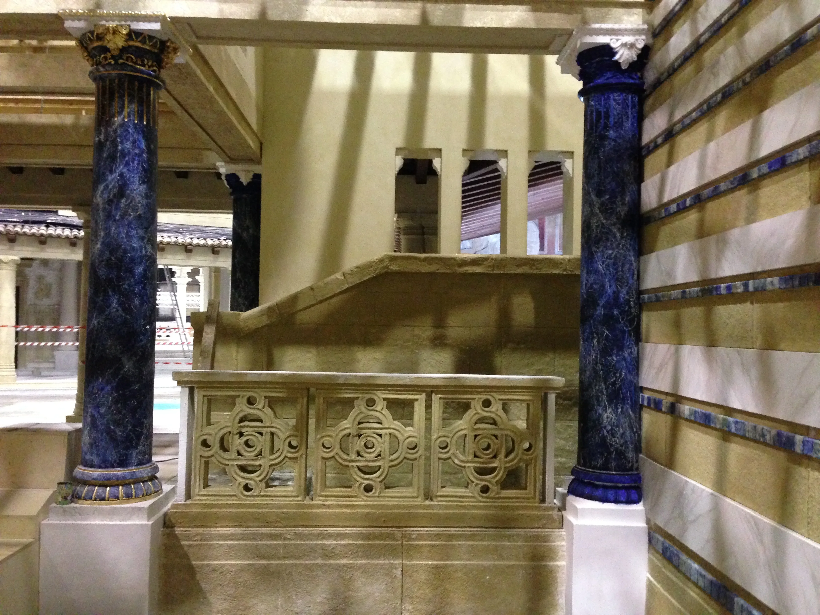 Dettaglio del Tempio: una coppia di colonne dipinte in finto lapislazzuli con capitelli classici in foglia d'oro, balaustra in pietra finta scolpita a motivi geometrici
