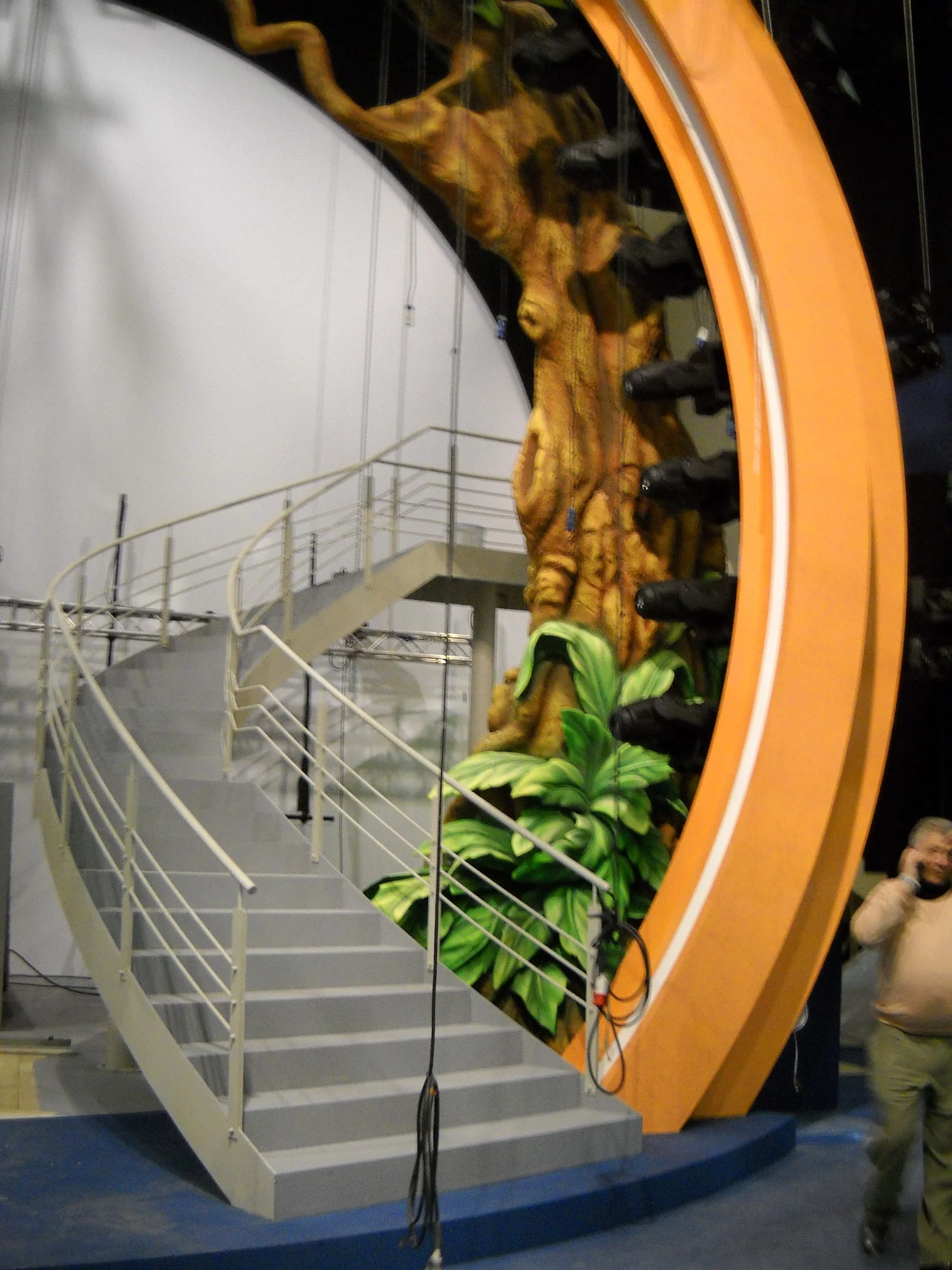 Ciao Darwin set: view of the finished portal