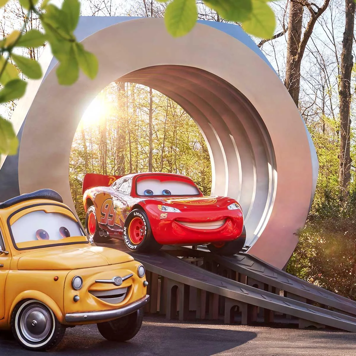 La cabina cilindrica scolpita da Creation Art installata nel set di Cars Road Trip, dipinta nei colori dell'attrazione, con Saetta McQueen che fa capolino dal foro/oblò centrale come se la cabina stesse affondando nell'acqua del set bagnato