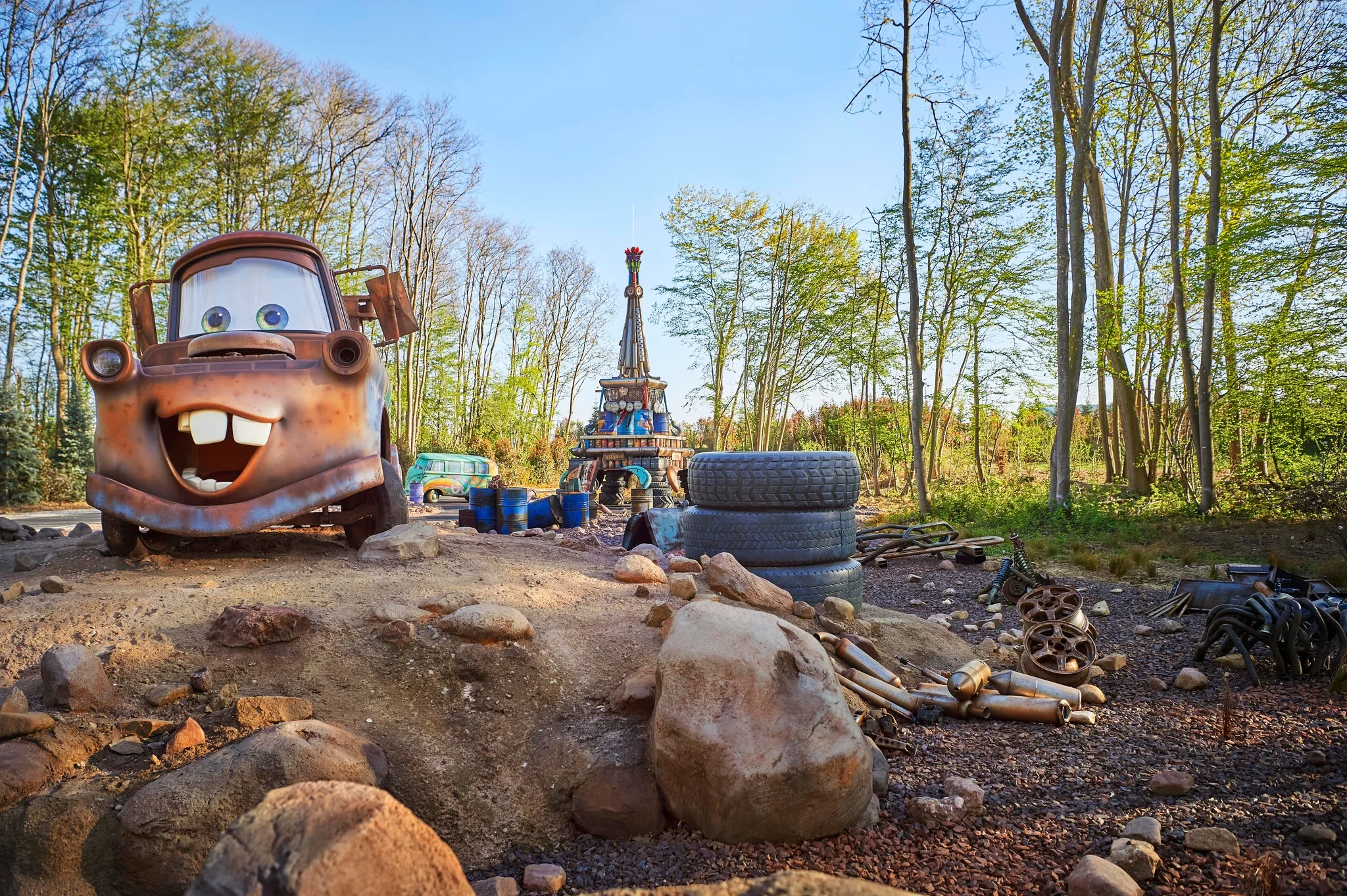 I pneumatici giganti scolpiti da Creation Art installati nella scenografia di Cars Road Trip al Walt Disney Studios Park: tre pneumatici monumentali a battistrada diverso dipinti color gomma nera, integrati nella quinta cartoonesca dell'officina di Radiator Springs/Lugnut
