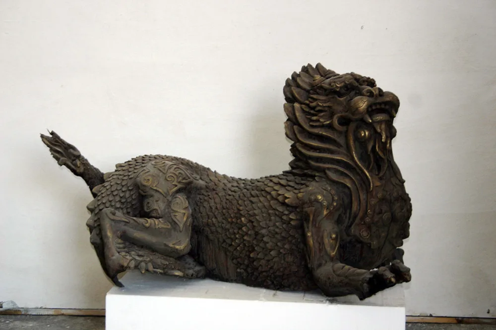 Drago cinese sdraiato bronzato