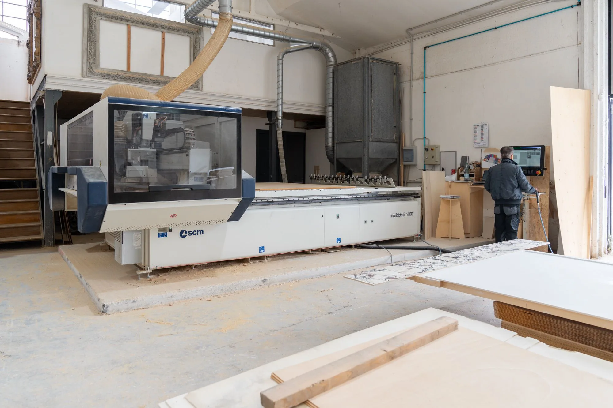 La Morbidelli N100 della SCM nei nostri laboratori — centro di lavoro CNC per il legno, fresa pannelli di compensato e MDF seguendo file vettoriali