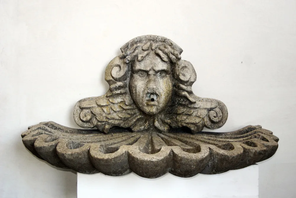 Fontana mascherone conchiglia orizzontale