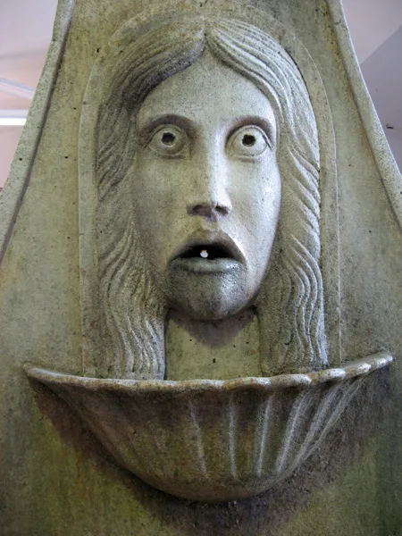 Fountain Mask Femminile Acquasantiera