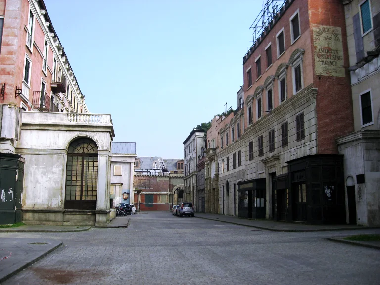 Panorama del set di Five Points in costruzione a Cinecittà