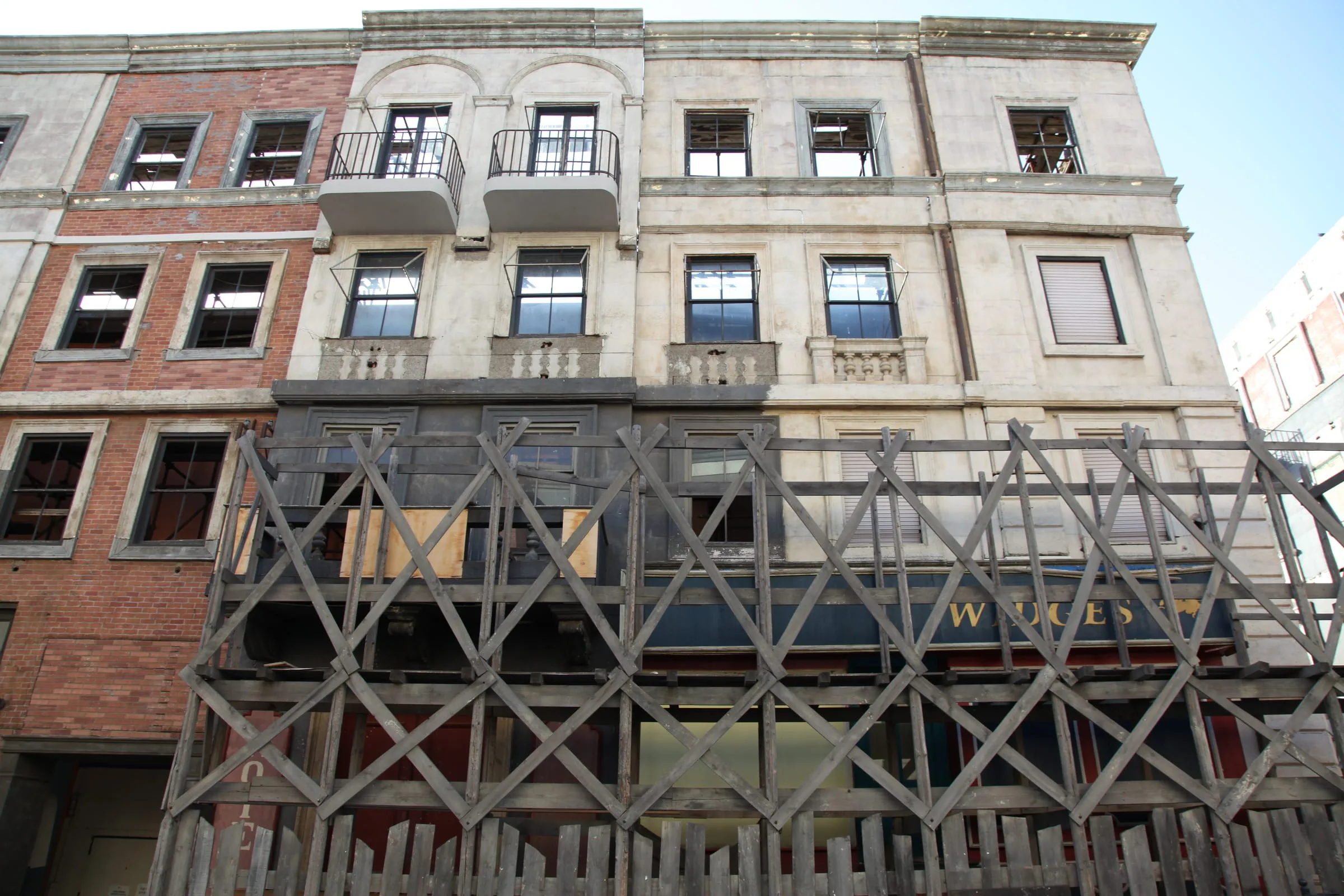 Corte cieca con prospettiva forzata e prop di scena.