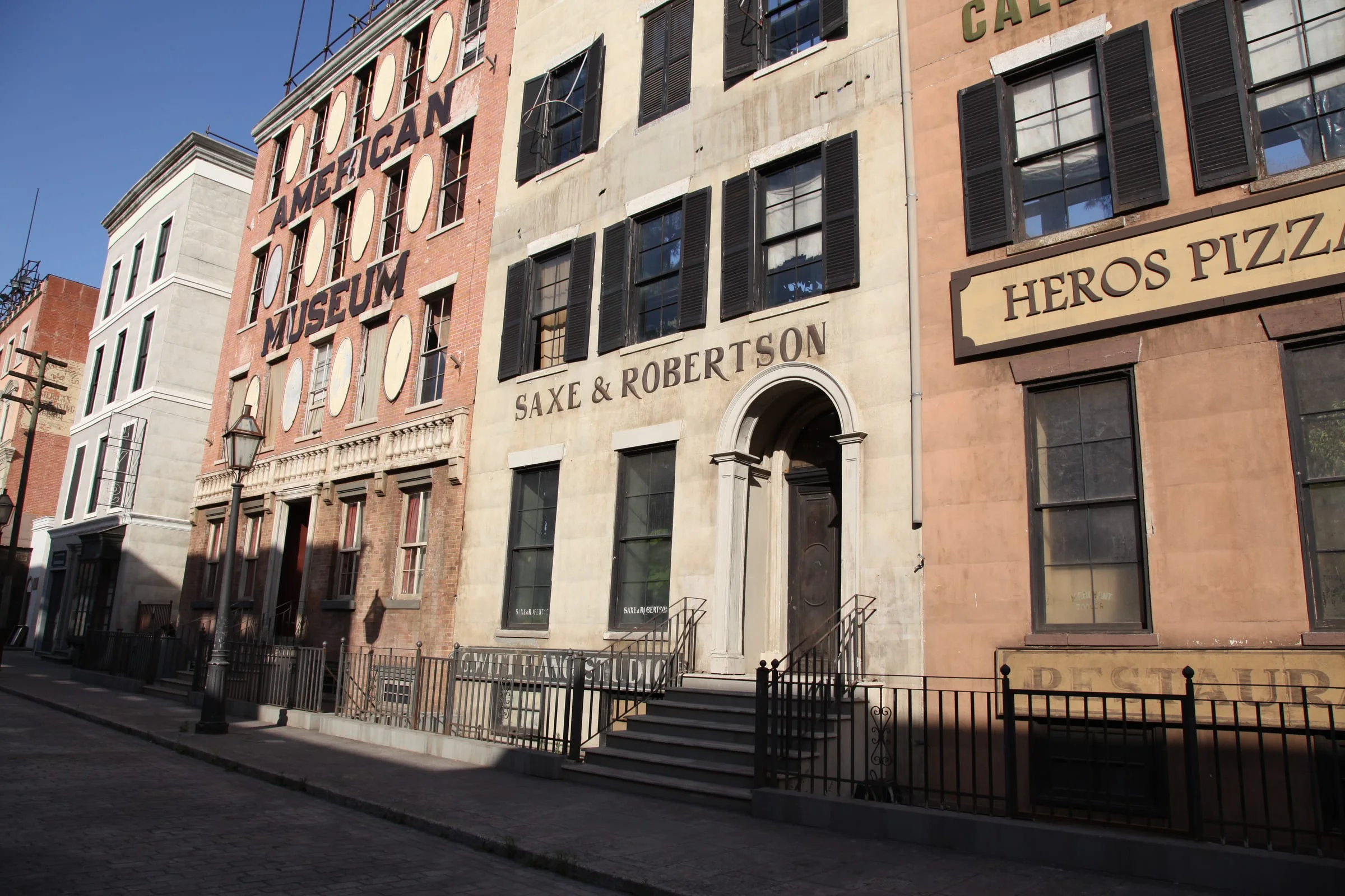 Strada acciottolata e fronti edilizi della Bowery