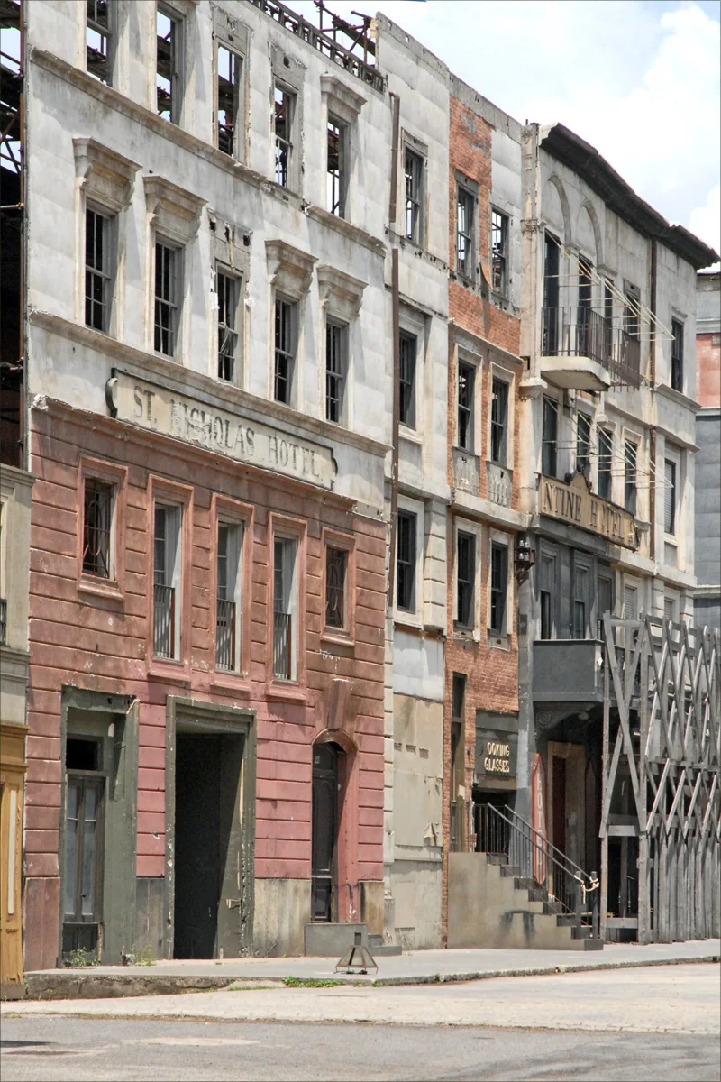 Facciate di Lower Broadway ancora in piedi a Cinecittà: insegna 'St. Nicholas Hotel', balconcini e finestre del set scorsesiano fotografati nel percorso Cinecittà si Mostra.