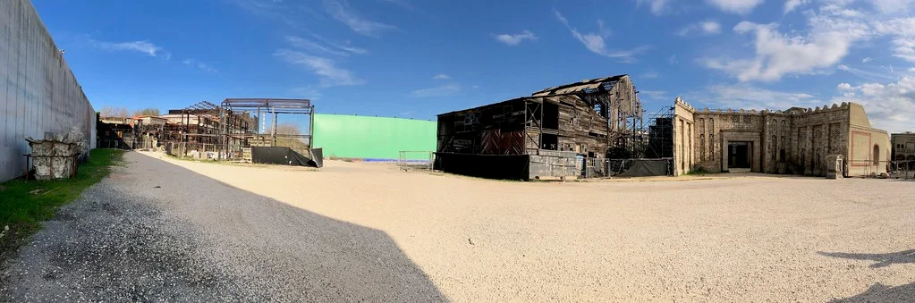 Panorama del set di Five Points / Lower Broadway ancora oggi a Cinecittà: edifici in legno, green screen di scena alle spalle, l'impianto rimasto del set scorsesiano.