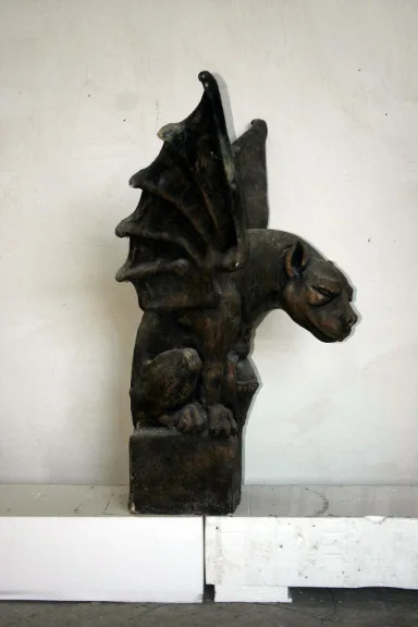 Gargoyle cane alato bronzo