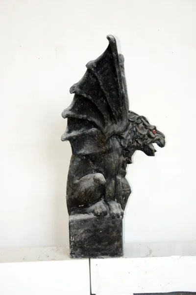 Gargoyle cane alato laterale