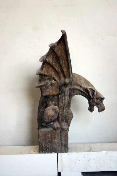 Gargoyle cane alato legno laterale