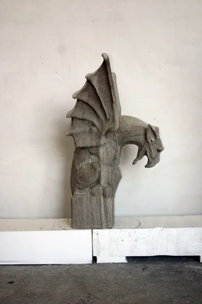 Gargoyle cane alato pietra chiara laterale
