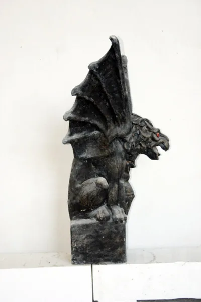 Gargoyle Cane Alato Pietra Chiara Laterale