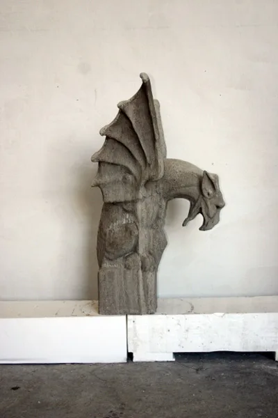 Gargoyle Cane Alato Pietra Chiara Laterale