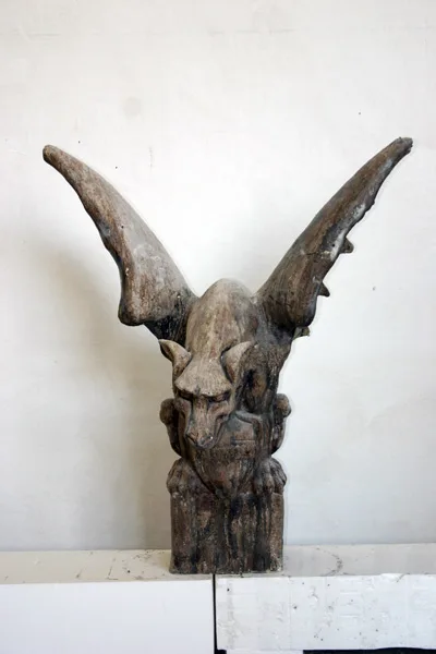 Gargoyle pinnacolo corna legno frontale