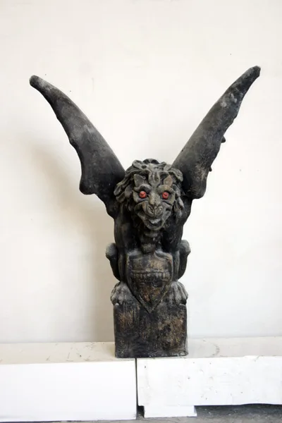 Gargoyle pinnacolo occhi rossi frontale