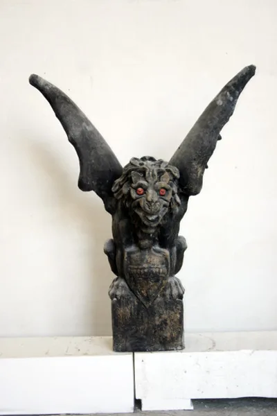 Gargoyle pinnacle Occhi Rossi Frontale