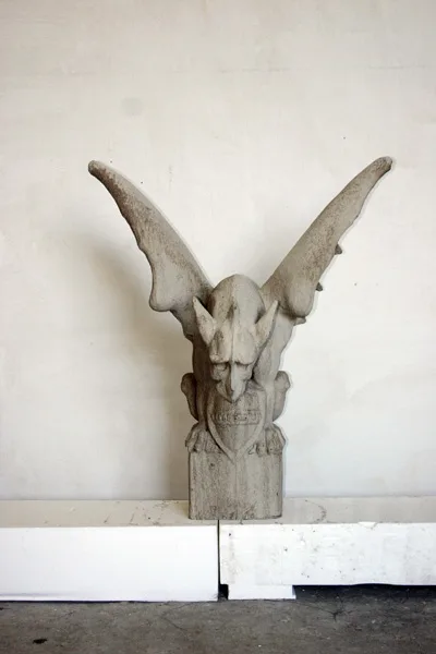 Gargoyle pinnacolo pietra chiara frontale