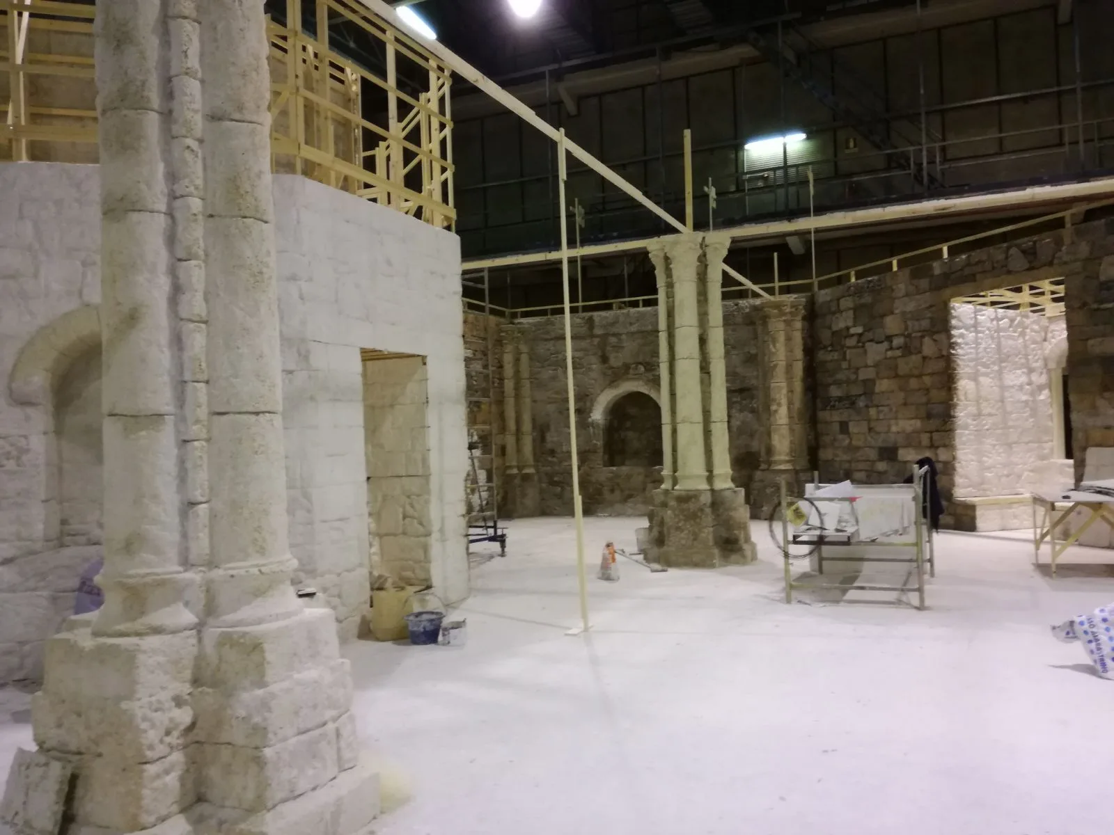 Sala capitolare in lavorazione per Il Nome della Rosa — capitelli e archi gotici scolpiti dai laboratori Creation Art