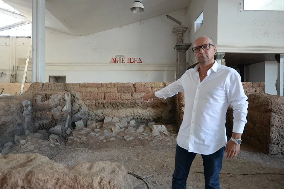 Ivano Ferrario presenta la ricostruzione 1:1 della Sala dell'Archivio di Ebla al Colosseo, mostra inaugurata dal Presidente Mattarella nel 2016