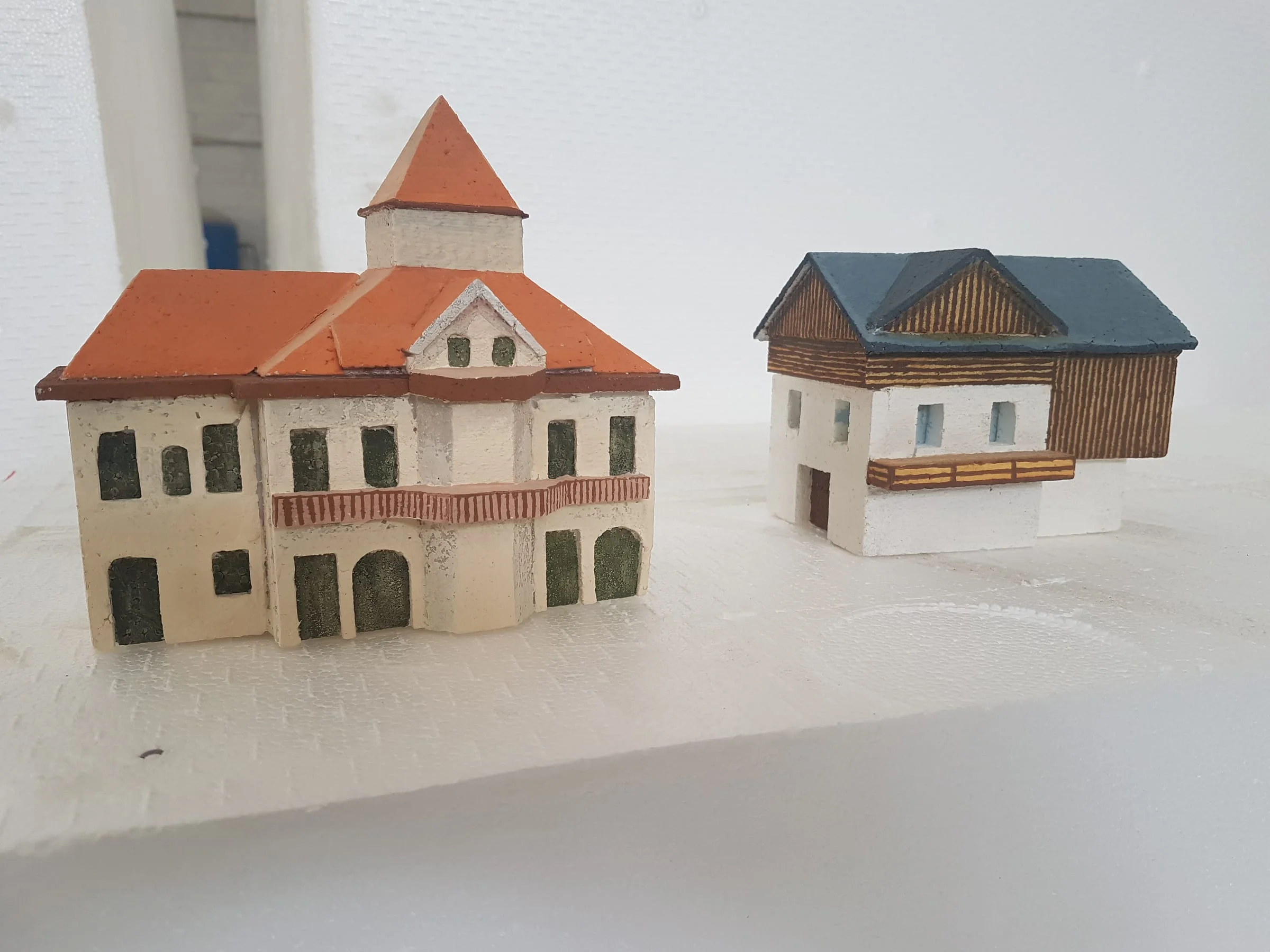 Manual shaping of a portion of the model: rocky relief worked stroke by stroke on the polystyrene