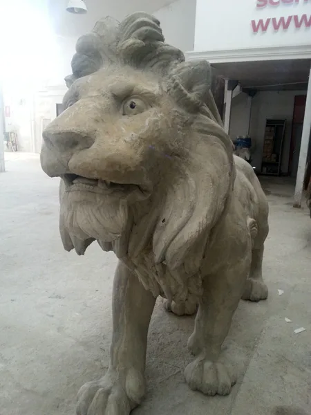 Leone grande statua pietra