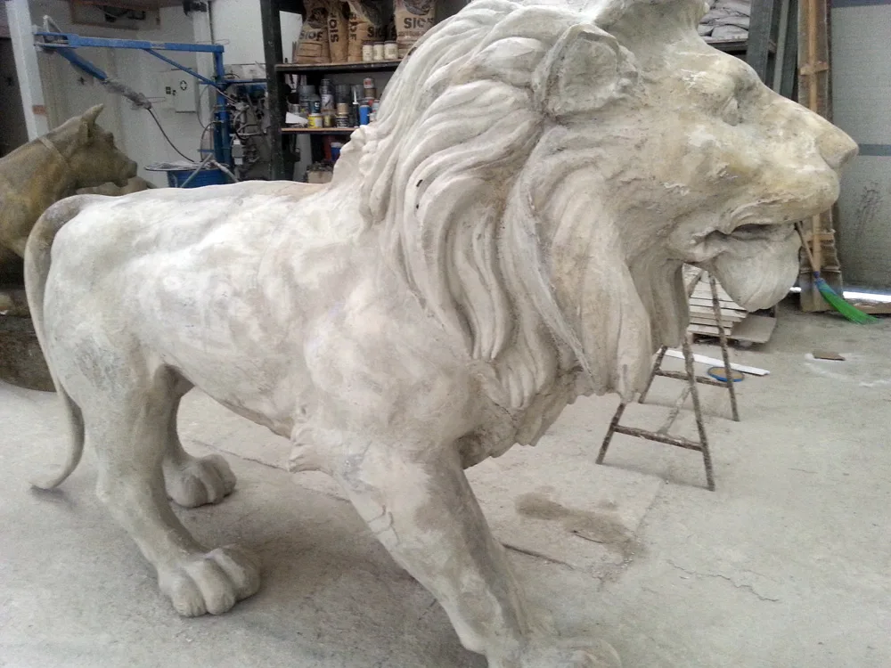 Lion monumental Bianco