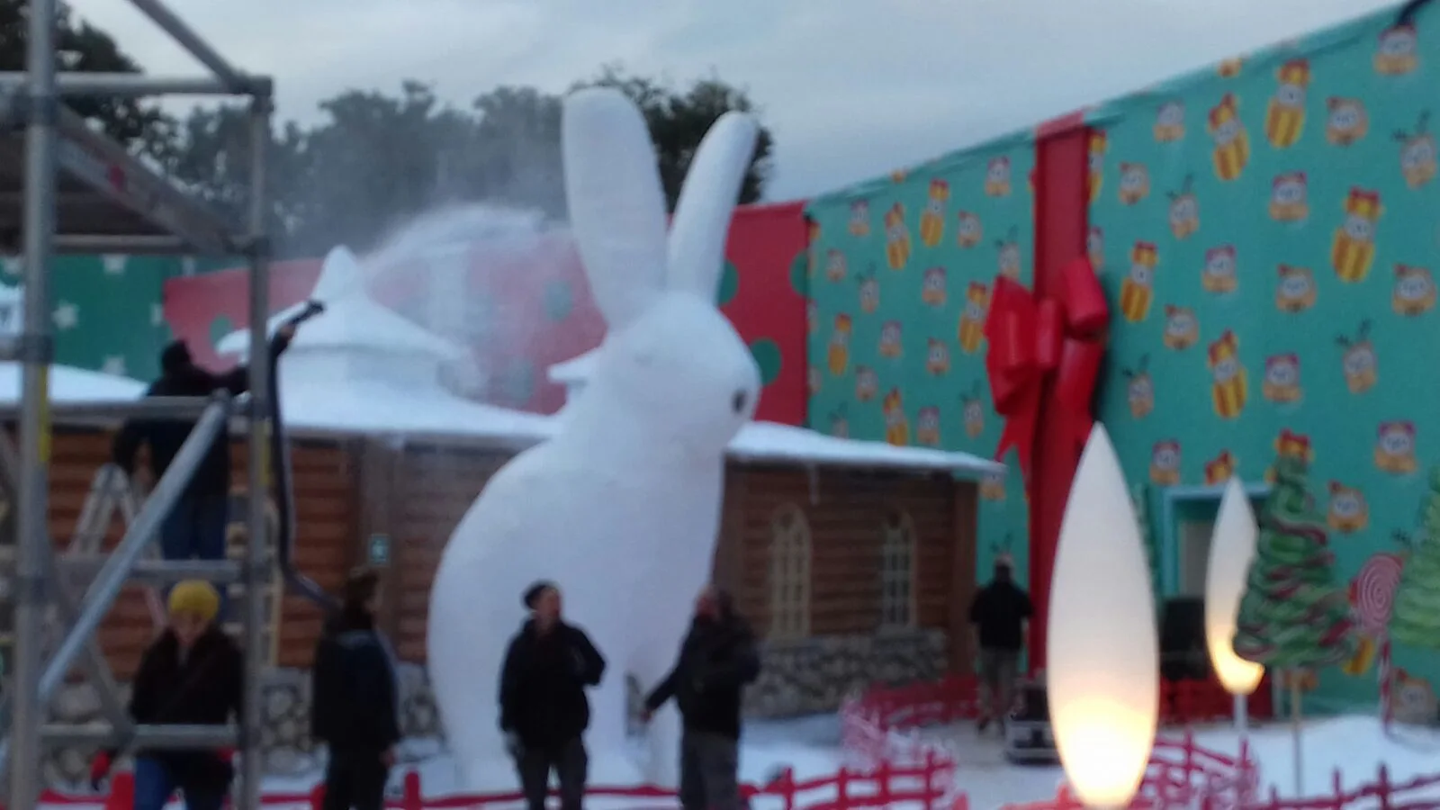 Altra vista del Villaggio di Natale Luneur installato nel parco: dettagli scenografici, illuminazione del crepuscolo