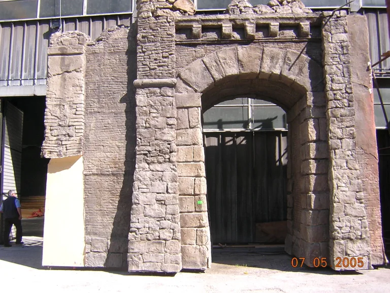 Edificio del borgo con balconcino e persiane dipinte