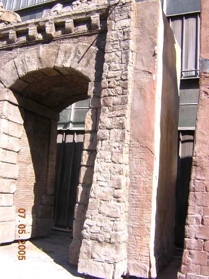 Una porzione del borgo toscano ancora in piedi a Papigno nel 2005, quattro anni dopo Pinocchio: facciate dipinte, prospettiva interna verso l'ex-fabbrica