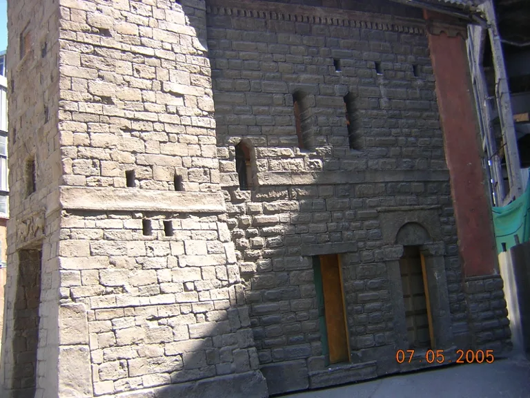 Palazzo a tre piani con balaustre in stile rinascimentale toscano