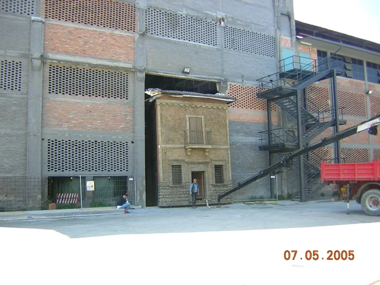 Edificio scenografico monumentale eretto dentro il teatro di posa dell'ex-stabilimento di Papigno, accanto alle strutture industriali originarie