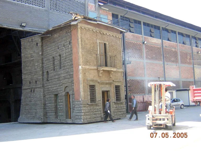 Torre civica a tre piani in stile toscano, ricostruita in scala uno a uno con mattoni dipinti e dettagli di intonaco