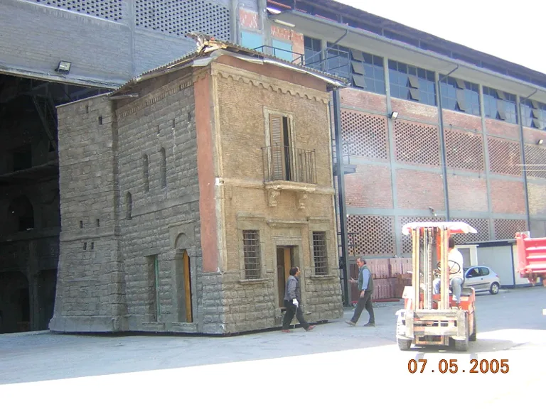 Vicolo stretto fra due edifici del villaggio toscano