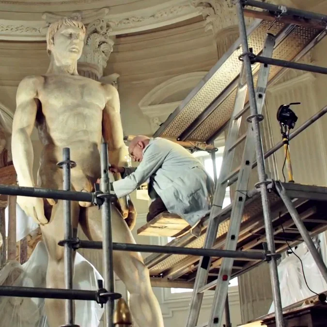 Frame from the 2015 New Fiat 500 commercial «The Fun-Size Review»: Piero Chiambretti next to Polykleitos's Doryphoros, life-size fibreglass copy sculpted by Creation Art, final scene with the amputated attribute on the ground
