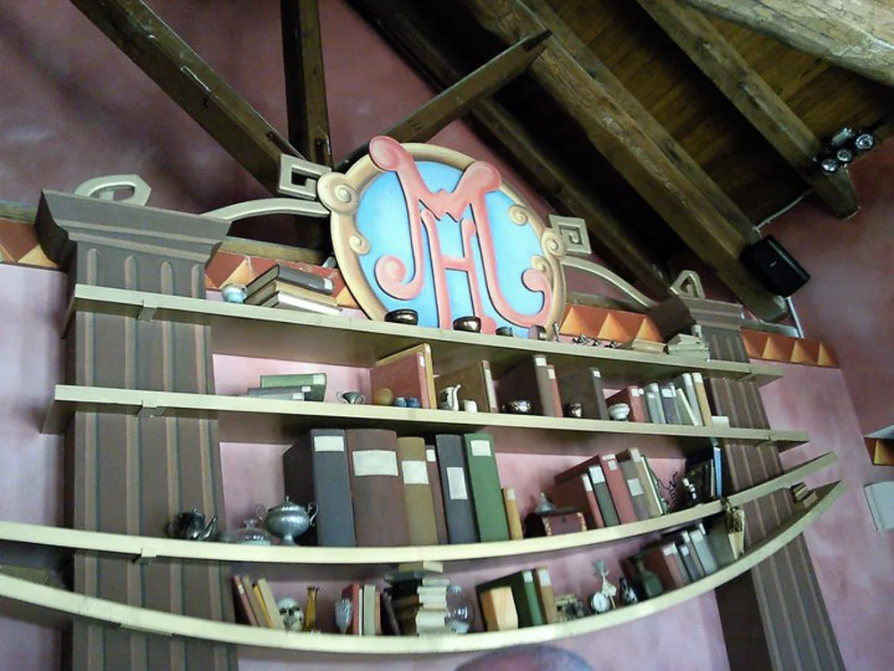 Fase di cantiere della Maison Houdini nei laboratori Creation Art: pezzi scolpiti in polistirolo grezzo posati in piazzale, prima della finitura policroma definitiva
