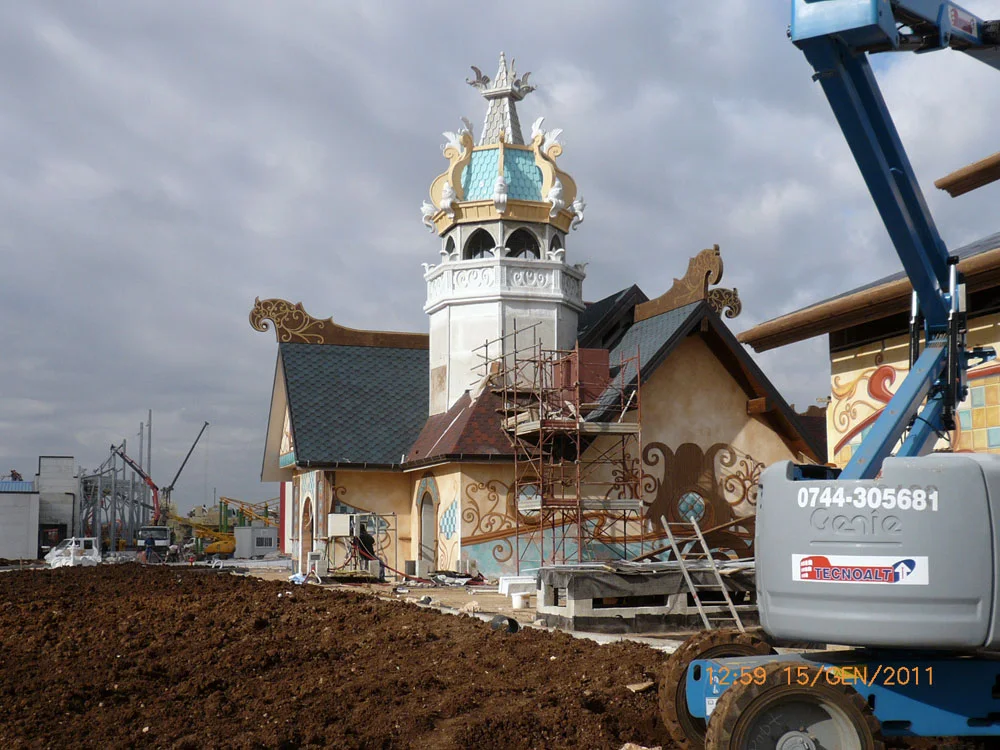 La facciata della Maison Houdini installata al parco Rainbow MagicLand di Valmontone: ingresso scenografico monumentale del teatro dell'illusionista scolpito in vetroresina da Creation Art, vista frontale a stagione del parco