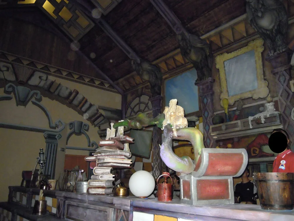 Vista completa di un pezzo della Maison Houdini nei laboratori Creation Art: dimensione monumentale prima del trasporto al parco