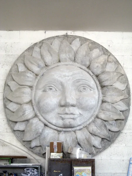 Sole decorativo volto bassorilievo tondo