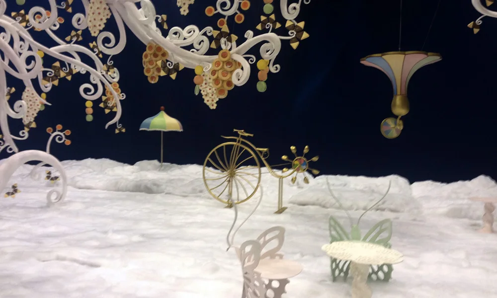 Detail of the Lavazza set with dreamlike elements on the blue cyclorama: composition of coloured coffee beans, white scenographic snow, professional photographic-set lighting