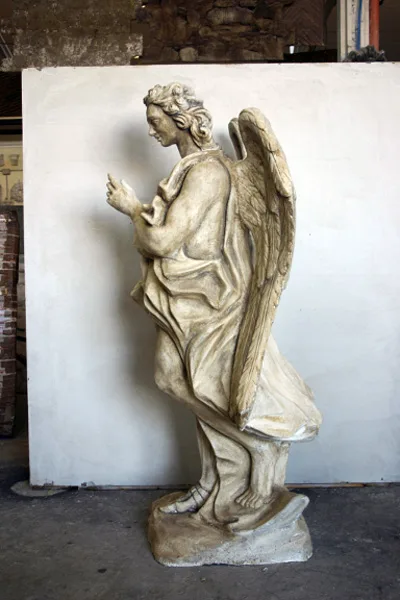 Statua angelo orante ali spiegate